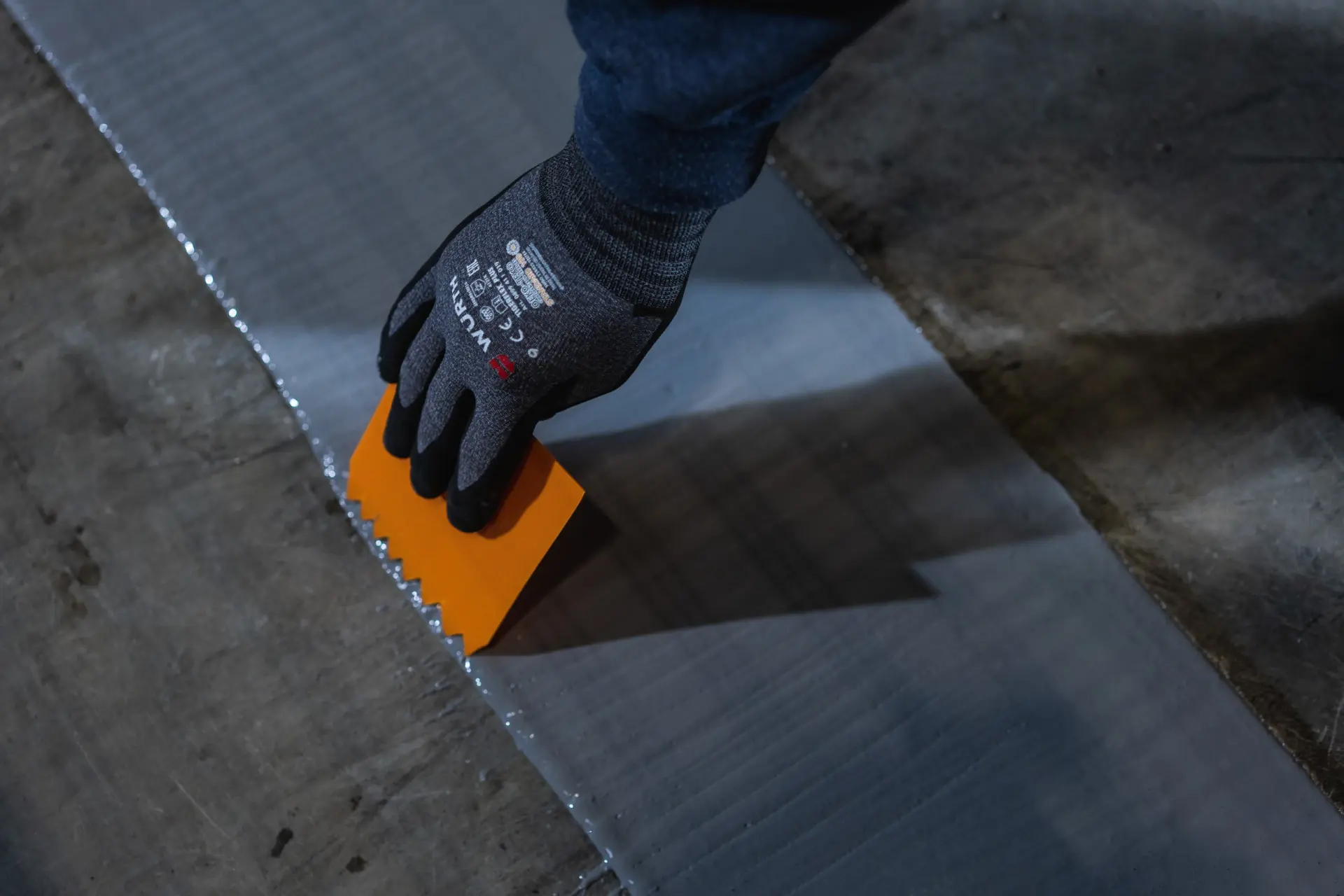 Einbau von EBALAN POWERFLEX: das Material wird plan abgezogen
