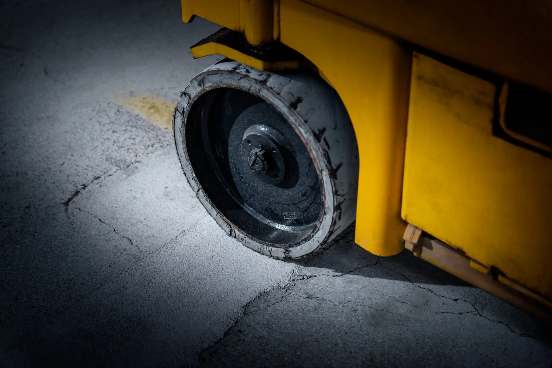 Staplerrad über einer Industriefuge mit ausgebrochenen Fugenkanten