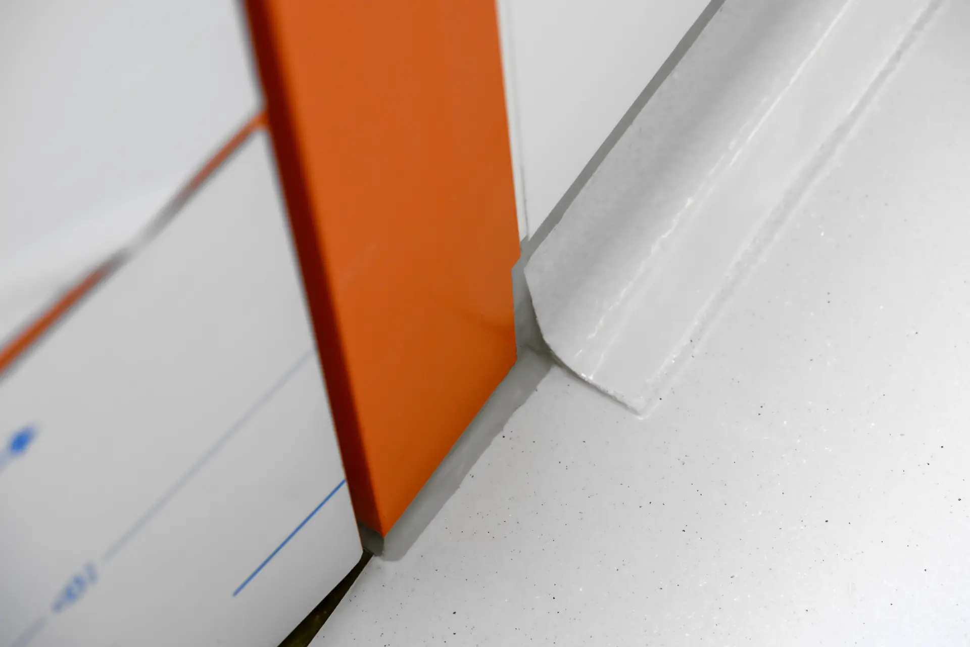 Elastische WHG-Fugenabdichtung als Hohlkehle am Übergang von Boden zu Wand und Anlagenteil in einem beschichteten Auffangraum